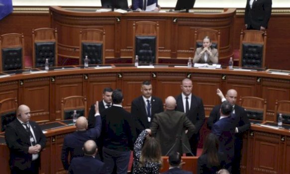 perpaslje-ne-kuvendin-e-shqiperise,-balla-kerkon-1-minute-heshtje-per-viktimat-e-2-prillit,-noka-e-gjuan-me-bidon-uji