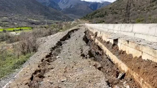 thellohet-carja-ne-rrugen-e-arbrit,-demtime-serioze-ne-disa-segmente,-shkak-rreshqitjet-e-tokes