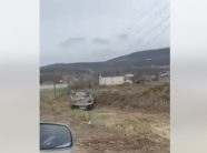 rrokulliset-vetura-ne-kline,-lendohet-nje-person