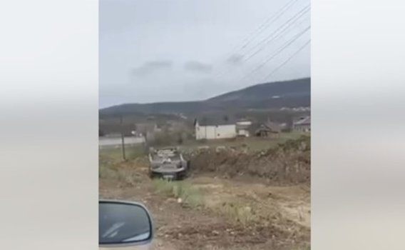 rrokulliset-vetura-ne-kline,-lendohet-nje-person