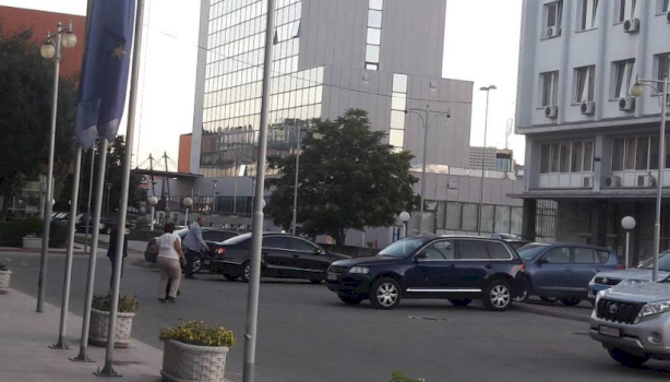 nis-leshimi-i-vertetimeve-per-xhamat-e-erresuar-ne-automjete:-ja-sa-kushton-procedura