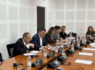 ekspozita-e-masakrave-te-viteve-98-99′,-debat-mes-pozites-dhe-opozites-ne-komisionin-per-te-drejtat-e-njeriut