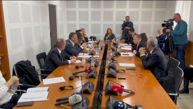 zyba-debaton-me-zemajn,-akuzon-kete-te-fundit-se-ka-votuar-pro-amnistimit-te-krimeve-serbe