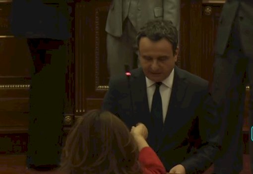 ganimete-musliu-ia-kap-mikrofonin-albin-kurtit,-nuk-e-lejon-ta-vazhdoje-fjalen-ne-foltore