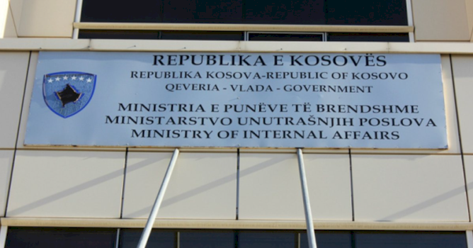 mpb:-ndalohet-vendosja-e-xhamave-te-erret-me-folie-ne-automjete,-lejohen-vetem-ato-fabrikisht