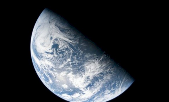 artemis-ii-drejt-henes,-nasa-publikon-fotografi-te-tokes-te-realizuara-nga-ekuipazhi-–-shihen-edhe-dritat