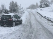 rruga-peje-rozhaje-e-pakalueshme-per-kamione-per-shkak-te-bores,-qkmk:-automjetet-tjera-te-kene-pajisje-dimerore