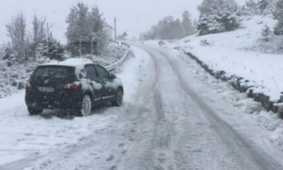 rruga-peje-rozhaje-e-pakalueshme-per-kamione-per-shkak-te-bores,-qkmk:-automjetet-tjera-te-kene-pajisje-dimerore