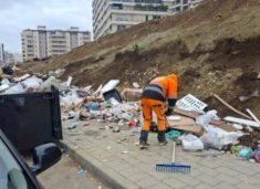 perparim-rama-njofton-se-po-pastrohen-mbeturinat-ne-lagjen-mati-1,-lut-qytetaret-t’i-perdorin-kontejneret