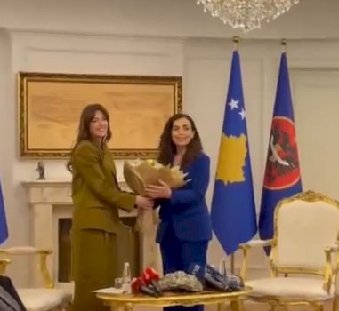 haxhiu-i-shkon-me-lule-osmanit-ne-ceremonine-e-dorezimit-te-mandatit-te-presidentes