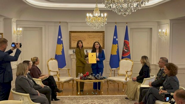 vjosa-osmani-ia-dorezon-detyren-albulena-haxhiut:-nuk-do-te-jete-pune-e-lehte,-eshte-detyre-me-pergjegjesi-te-jashtezakonshme