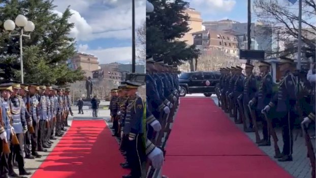 ceremonia-e-dorezim-pranimit-te-presidentes,-osmani-dhe-haxhiu-priten-nga-garda-e-fsk