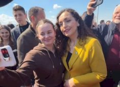 ish-presidentja-osmani-rrethohet-nga-qytetaret-ne-viti,-pritet-me-ngrohtesi