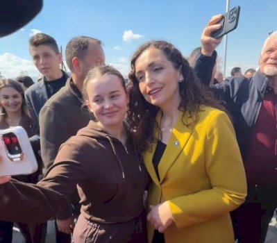 ish-presidentja-osmani-rrethohet-nga-qytetaret-ne-viti,-pritet-me-ngrohtesi