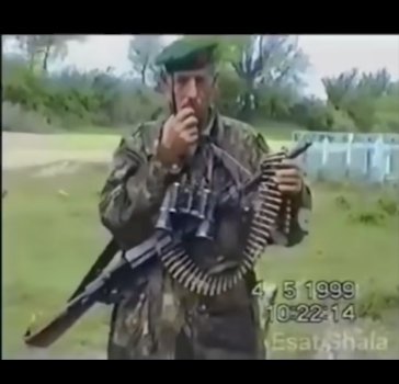 “duke-i-evidentuar-te-renet”-sami-lushtaku-publikon-pamje-menjehere-pasi-forcat-serbe-kishin-kryer-maskren-e-rrezalles