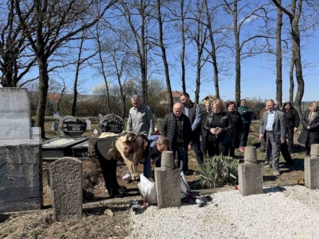 idrizi-perkujton-27-vjetorin-e-masakres-se-nente-anetareve-te-familjes-ujkani-nga-rezniku