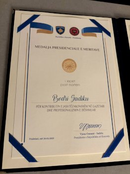 jeta-dhe-veprimtaria-e-gazetarit,-bedri-sadiku-dekorohet-me-medaljen-presidenciale-te-meritave-(post-mortem)