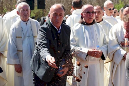 haradinaj-merr-pjese-ne-varrimin-e-dom-kelmend-spaqit,-thote-se-sherbimi-ndaj-atdheut-nderohet-perjete