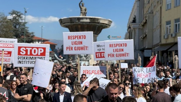 vjosa-osmani-perkrah-protesten-ne-shkup:-ne-mbeshtetje-te-gjuhes-shqipe-dhe-studenteve-shqiptare