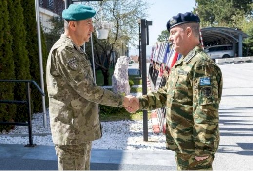 komandanti-i-kfor-it-takon-gjeneralin-grek,-diskutojne-per-sigurine-ne-kosove