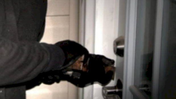 vidhen-300-euro-nga-kasaforta-e-xhamise-ne-kamenice