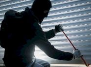 shtetases-nga-shqiperia-i-vidhen-bizhuteri-e-stoli-ari-ne-banese