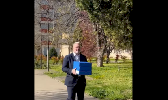 azemi-i-ldk-se-me-dosje-ne-duar-per-oret-e-keds-it-hyn-ne-stacionin-e-policise-ne-prishtine