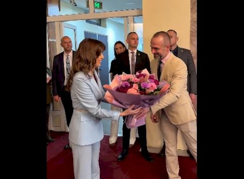 haxhiu-merr-rolin-e-presidentes,-pritet-me-lule-nga-stafi