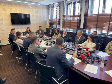 deputetja-e-pdk-se-kritikon-ashper-kabinetin-qeveritar,-thote-se-hoti-eshte-i-rrethuar-nga-figura-kunder-uck-se