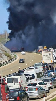 perfshihet-nga-zjarri-nje-kamion-ne-autostraden-“ibrahim-rugova”,-policia-jep-detaje-per-insajderin