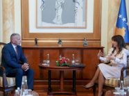 u.d-presidentja-haxhiu-takon-deputetin-shaip-kamberi-dhe-kryetaren-e-presheves,-ardita-sinani