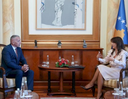 u.d-presidentja-haxhiu-takon-deputetin-shaip-kamberi-dhe-kryetaren-e-presheves,-ardita-sinani