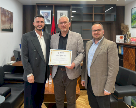 labinot-azemi-dhe-orhan-nazifi-ndajne-mirenjohje-per-kryetarin-e-hanit-te-elezit,-mehmet-ballazhin-per-angazhimin-dhe-sherbimin-ndaj-qytetareve