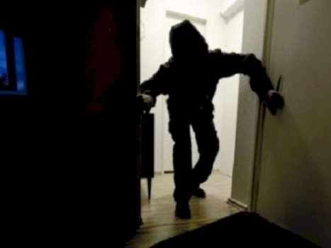 vjedhje-ne-kamenice,-hajni-merr-para-nga-kasaforta