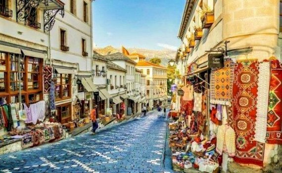 kosovaret,-turistet-kryesore-ne-shqiperi,-perbejne-41%-te-totalit-te-hyrjeve