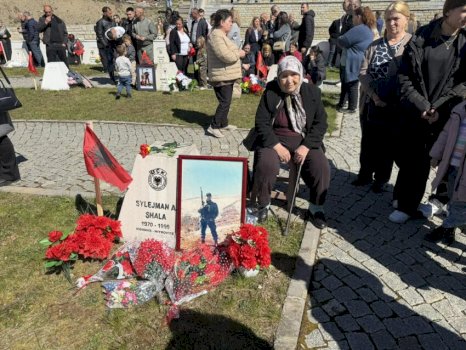 “18-vjet-se-kam-pare-djalin,-eshte-ardhe-dhe-u-vra”,-rrefimet-prekese-te-familjareve-ne-27-vjetorin-e-betejes-se-koshares