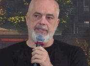 “per-te-gjithe-ata-qe-lehin-ne-cdo-gjuhe,-nga-shqipja-ne-anglisht”,-rama-godet-ata-qe-‘kornizojne’-ndertimin-si-krim