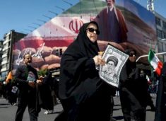 iranianet-shenojne-40-dite-nga-vrasja-e-udheheqesit-suprem,-qytetaret-vajtojne-ne-teheran