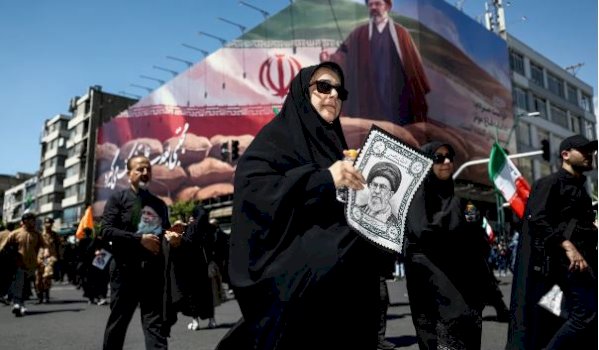 iranianet-shenojne-40-dite-nga-vrasja-e-udheheqesit-suprem,-qytetaret-vajtojne-ne-teheran