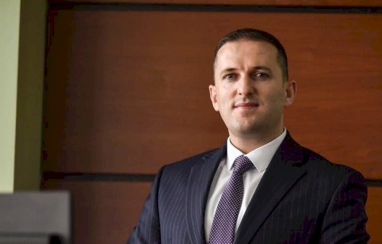 avokati-faton-fetahu:-ne-6-vitet-e-fundit-kushtetuta-eshte-vene-ne-prove-me-shume-se-kurre