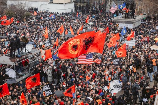 studentet-e-pejes-sot-ne-proteste,-kerkojne-mbrojtjen-e-vlerave-te-uck-se
