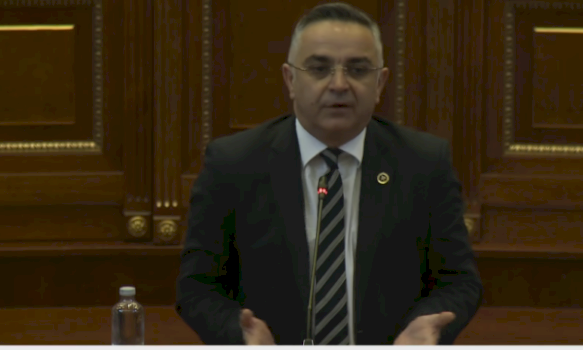 tahiri-i-aak-se-kritikon-nisjen-e-seances-se-kuvendit-me-vonese,-kryekuvendarja-haxhiu-i-jep-te-drejte