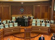 rezoluta-e-pdk-se-per-mbrojtjen-e-se-vertetes-historike,-partite-me-qendrime-te-ndryshme-per-renditjen-e-saj