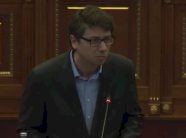 murati-i-pergjigjet-tahirit-per-rrogen-e-13-te:-eshte-ne-vullnetin-e-punedhenesve-privat