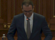 deputeti-i-vv’se-e-ngaterron-albulena-haxhiun-me-vjosa-osmanin,-dikush-nga-salla-i-thote-“kane-me-te-myte-qe-ke-gabu”