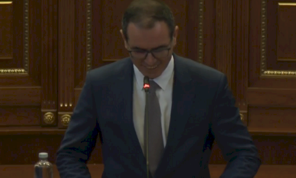 deputeti-i-vv’se-e-ngaterron-albulena-haxhiun-me-vjosa-osmanin,-dikush-nga-salla-i-thote-“kane-me-te-myte-qe-ke-gabu”