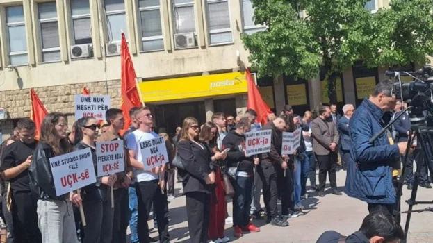 ​protesta-ne-peje:-e-turpshme-ta-mbrojme-uck-ne-nga-shqiptaret