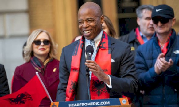 ish-kryebashkiaku-i-new-york-merr-nenshtetesine-shqiptare