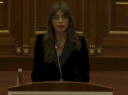 albulena-haxhiu-njofton-per-kohen-e-varrimit-te-babait-te-saj,-falenderon-per-ngushellimet