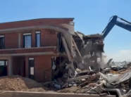 rama-publikon-pamje-te-bagereve-duke-rrenuar-shtepi-pa-leje-ne-hajvali-–-te-gjitha-do-rrenohen